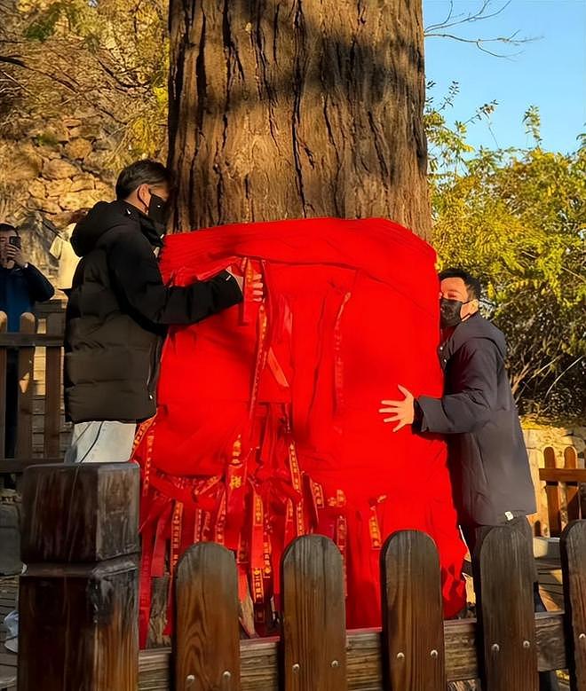 李乃文现身大孤山祈福，满头白发疲惫无神，袁姗姗眼圈肿胀发乌（组图） - 8