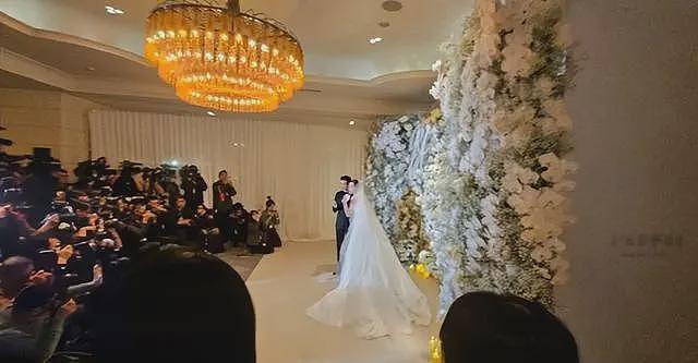 李靓蕾现身好友婚礼!四处搭讪大嘴吓人,深V开到腰抢尽新娘风头(组图) - 16