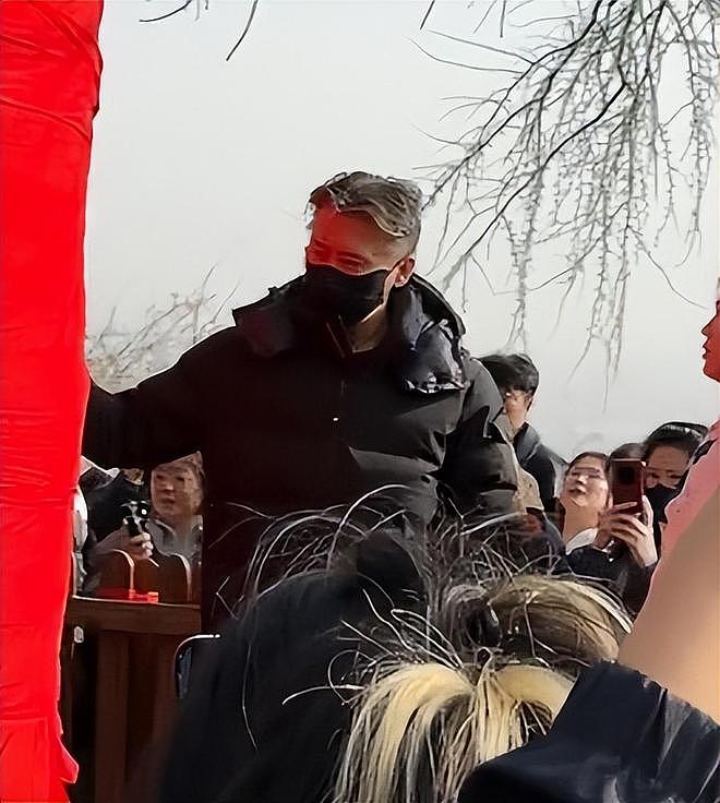 李乃文现身大孤山祈福，满头白发疲惫无神，袁姗姗眼圈肿胀发乌（组图） - 9