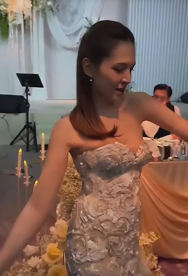 李靓蕾现身好友婚礼!四处搭讪大嘴吓人,深V开到腰抢尽新娘风头(组图) - 23