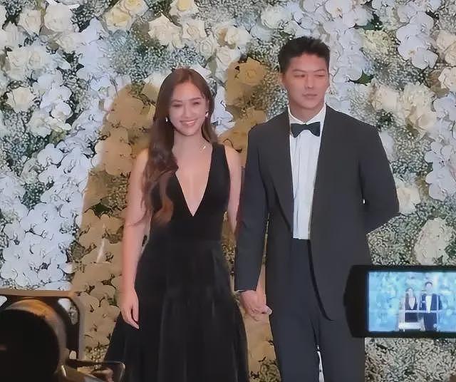 李靓蕾现身好友婚礼!四处搭讪大嘴吓人,深V开到腰抢尽新娘风头(组图) - 20