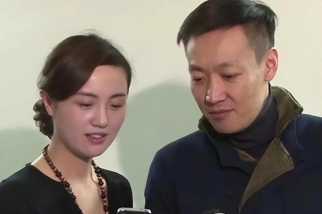 李乃文现身大孤山祈福，满头白发疲惫无神，袁姗姗眼圈肿胀发乌（组图） - 13