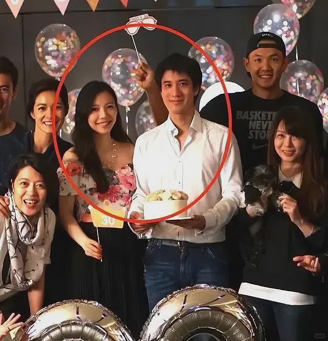 李靓蕾现身好友婚礼!四处搭讪大嘴吓人,深V开到腰抢尽新娘风头(组图) - 32