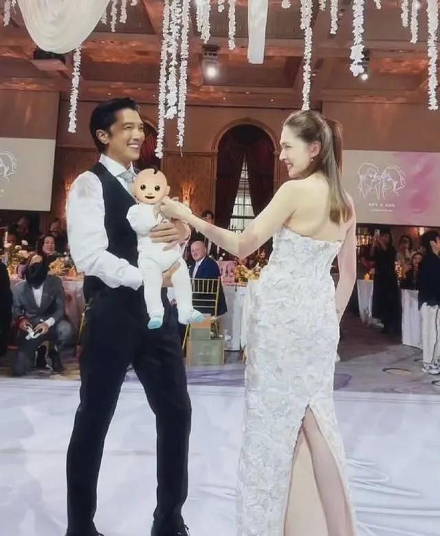李靓蕾现身好友婚礼!四处搭讪大嘴吓人,深V开到腰抢尽新娘风头(组图) - 12