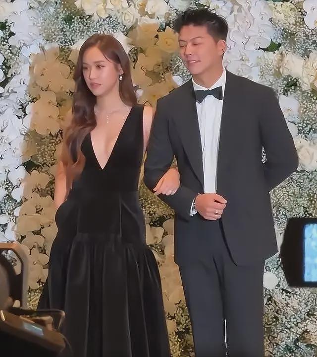 李靓蕾现身好友婚礼!四处搭讪大嘴吓人,深V开到腰抢尽新娘风头(组图) - 21