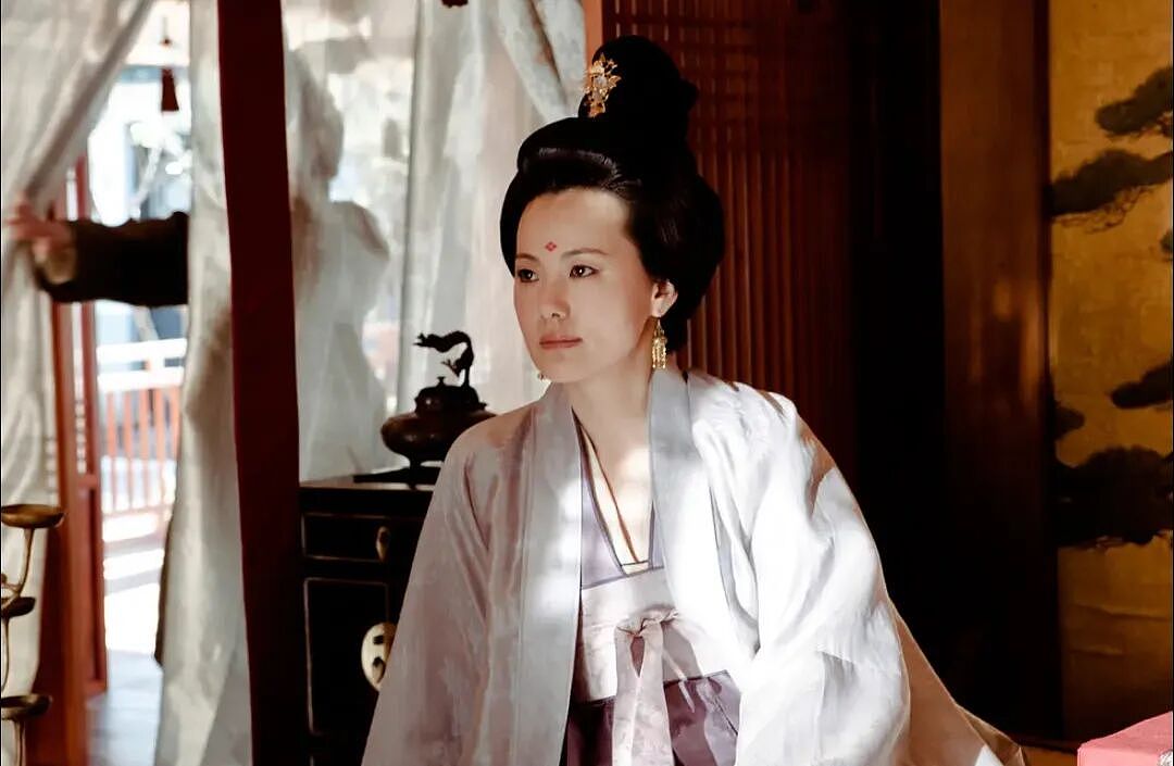 嫁给王菲初恋，结婚20年不生子，身价上亿却租房住！54岁低调影后近况曝光，看完狠狠心疼她……（组图） - 21