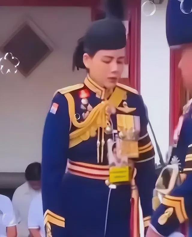 泰王身边现00后神秘女人，诗妮娜和欧拉弄消失（组图） - 12