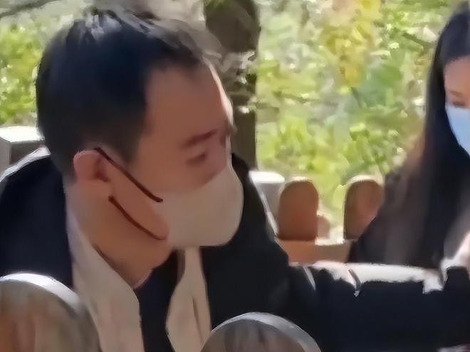 李乃文现身大孤山祈福，满头白发疲惫无神，袁姗姗眼圈肿胀发乌（组图） - 11