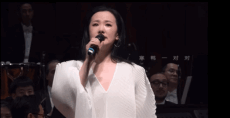 嫁给王菲初恋，结婚20年不生子，身价上亿却租房住！54岁低调影后近况曝光，看完狠狠心疼她……（组图） - 14
