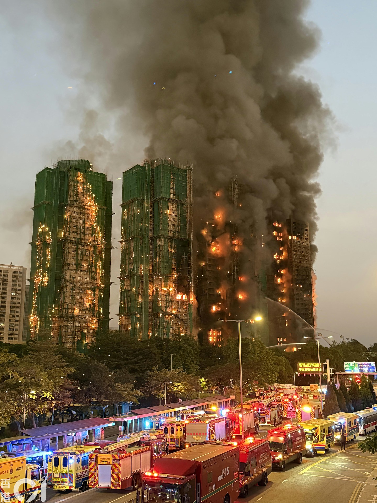 香港宏福苑大火灾,管理员逐户拍门通知逃生,居民网民道谢:无名英雄(组图) - 2