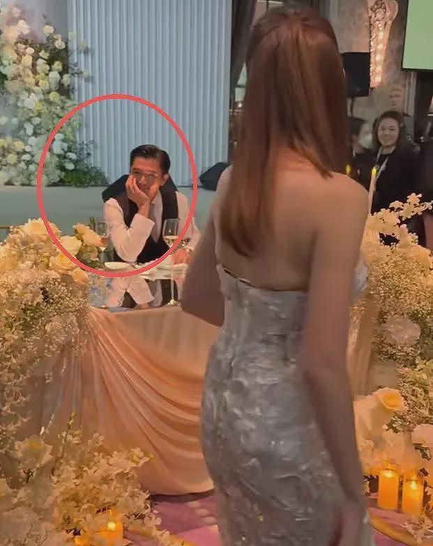 李靓蕾现身好友婚礼!四处搭讪大嘴吓人,深V开到腰抢尽新娘风头(组图) - 9
