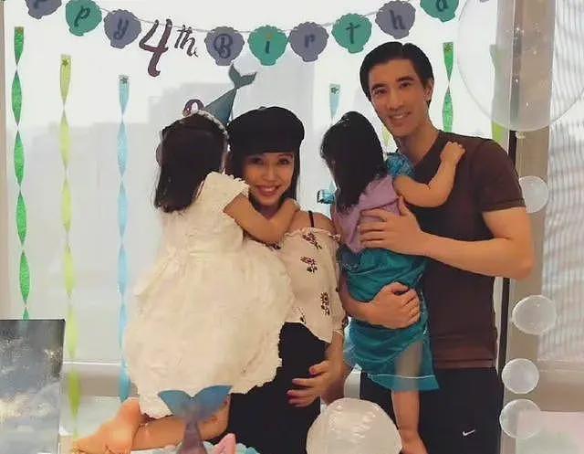李靓蕾现身好友婚礼!四处搭讪大嘴吓人,深V开到腰抢尽新娘风头(组图) - 33