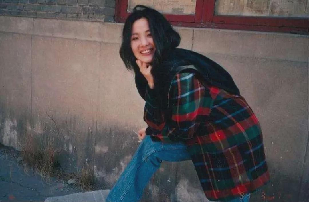 嫁给王菲初恋，结婚20年不生子，身价上亿却租房住！54岁低调影后近况曝光，看完狠狠心疼她……（组图） - 4