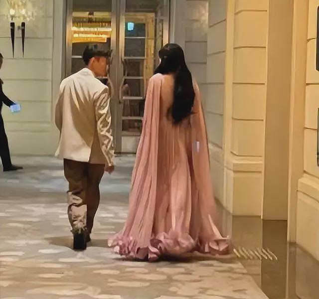 李靓蕾现身好友婚礼!四处搭讪大嘴吓人,深V开到腰抢尽新娘风头(组图) - 3