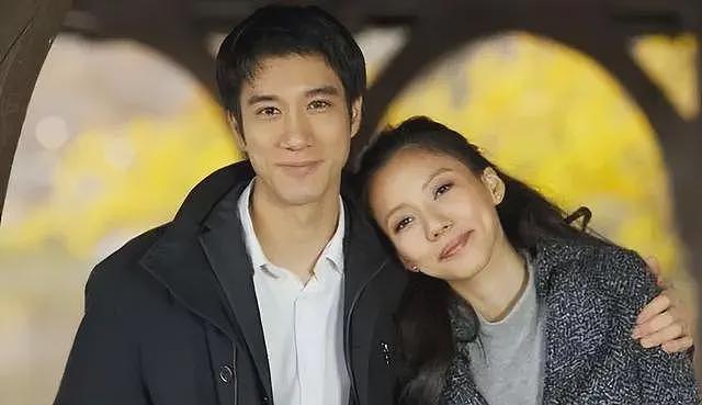 李靓蕾现身好友婚礼!四处搭讪大嘴吓人,深V开到腰抢尽新娘风头(组图) - 35