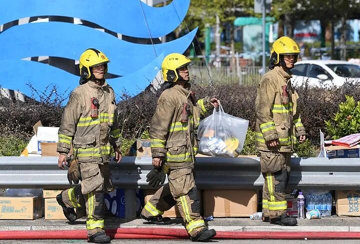 香港火灾调查还需3至4周，已有11人被拘捕！邓炳强：有人散播假消息，想搞乱香港（组图） - 3