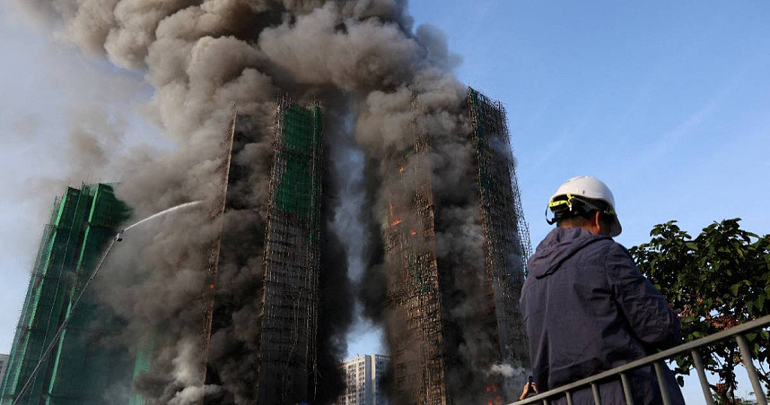 香港宏福苑恶火酿128人亡！居民1个月前就警告外墙都是易燃物（组图） - 1