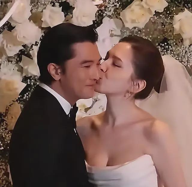 李靓蕾现身好友婚礼!四处搭讪大嘴吓人,深V开到腰抢尽新娘风头(组图) - 10