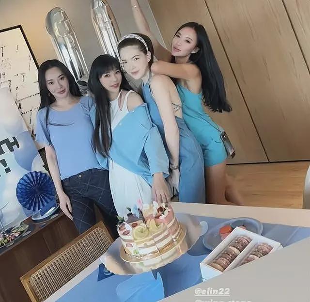 李靓蕾现身好友婚礼!四处搭讪大嘴吓人,深V开到腰抢尽新娘风头(组图) - 31