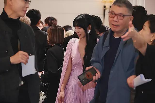 李靓蕾现身好友婚礼!四处搭讪大嘴吓人,深V开到腰抢尽新娘风头(组图) - 26