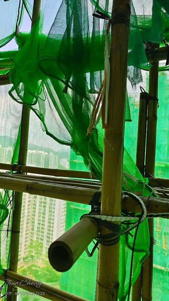 香港宏福苑居民曾反对发泡胶封窗,有人看到工人在棚架上吸烟,警方将全方位取证和调查(组图) - 2