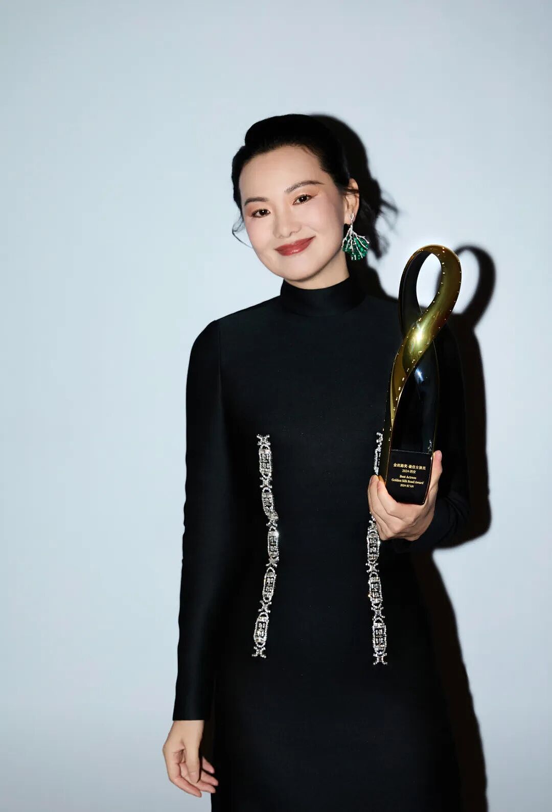嫁给王菲初恋，结婚20年不生子，身价上亿却租房住！54岁低调影后近况曝光，看完狠狠心疼她……（组图） - 1
