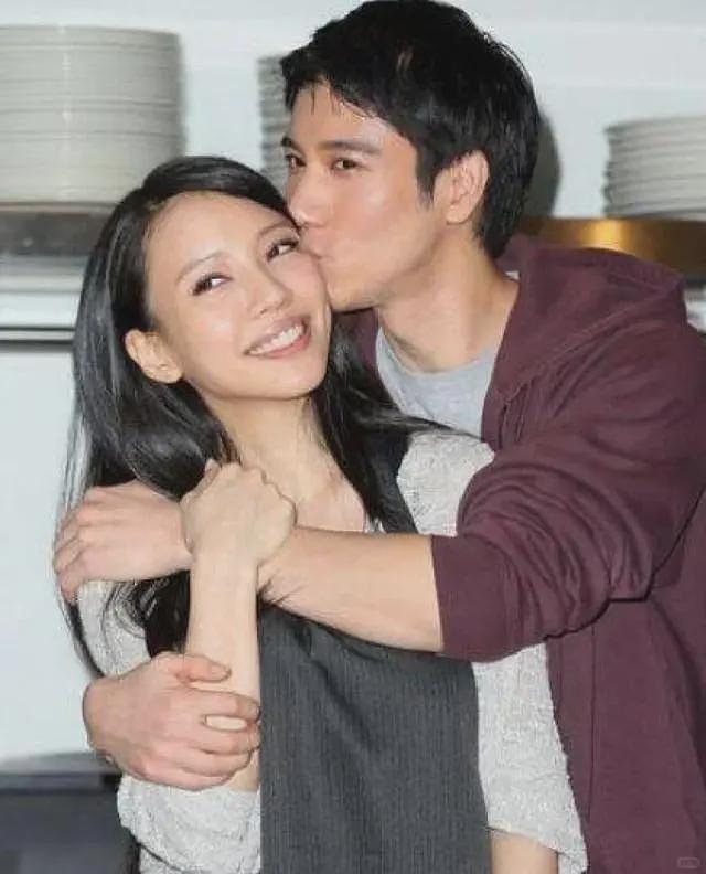 李靓蕾现身好友婚礼!四处搭讪大嘴吓人,深V开到腰抢尽新娘风头(组图) - 34