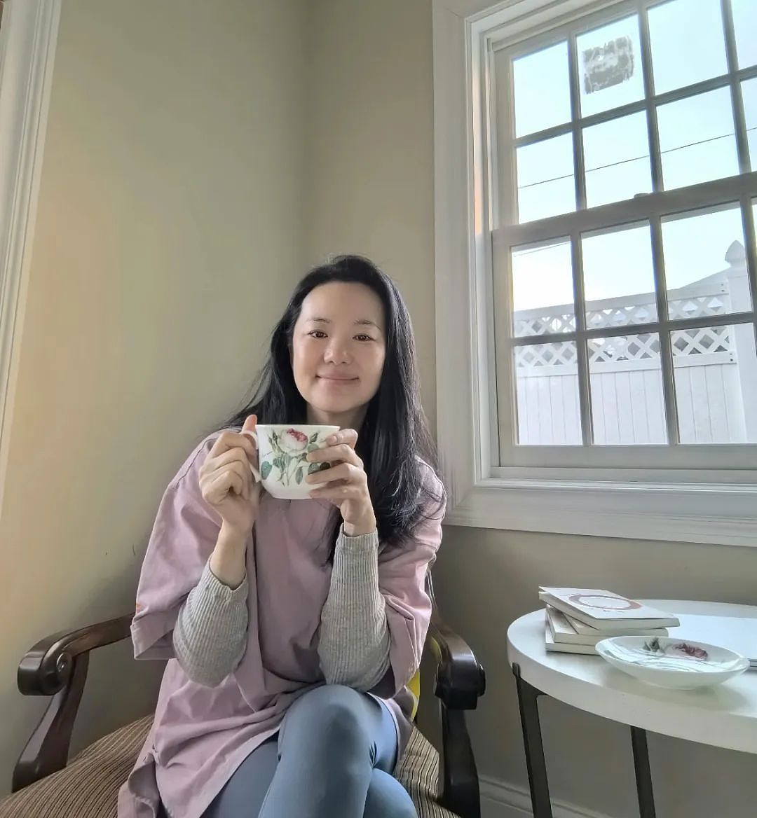 嫁给王菲初恋，结婚20年不生子，身价上亿却租房住！54岁低调影后近况曝光，看完狠狠心疼她……（组图） - 17