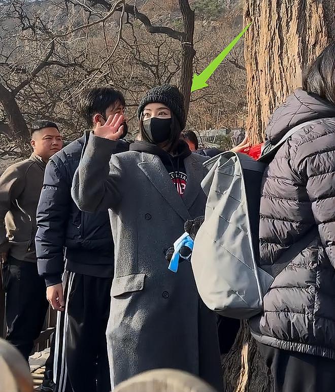李乃文现身大孤山祈福，满头白发疲惫无神，袁姗姗眼圈肿胀发乌（组图） - 6