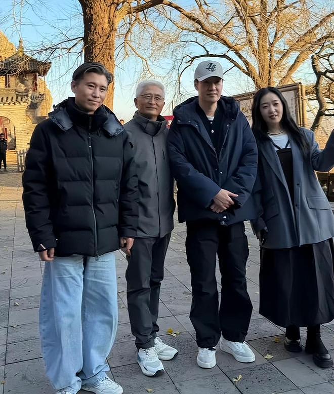 李乃文现身大孤山祈福，满头白发疲惫无神，袁姗姗眼圈肿胀发乌（组图） - 7