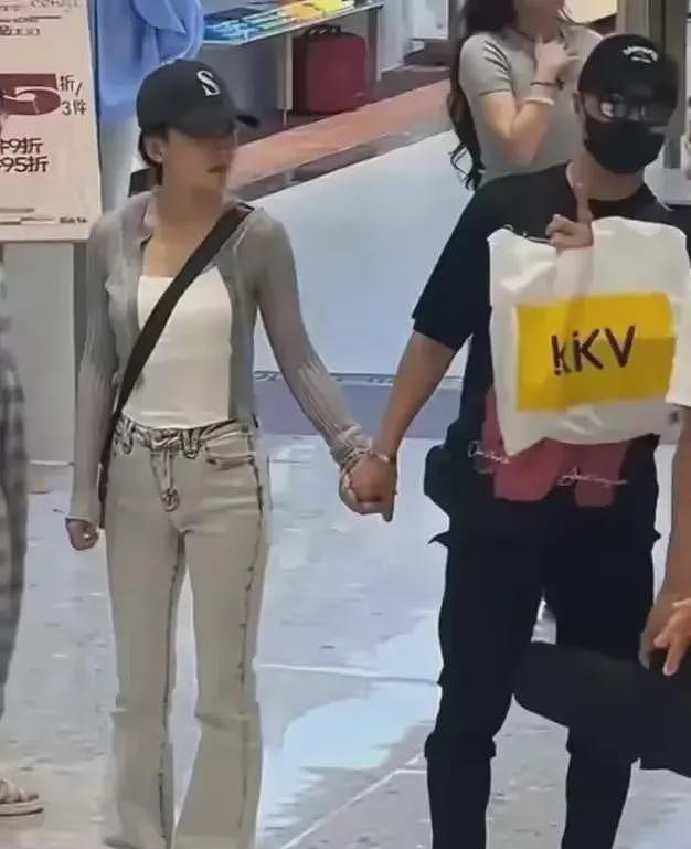 森林北现身汪峰演唱会，打扮精致坐VIP很显眼，与男友全程无交流（组图） - 10