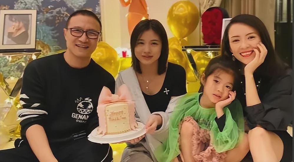 森林北现身汪峰演唱会，打扮精致坐VIP很显眼，与男友全程无交流（组图） - 2