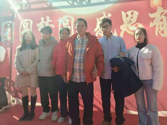 男子30年花百万终于找到儿子，愧疚称没钱给儿子在城里买房（组图） - 1