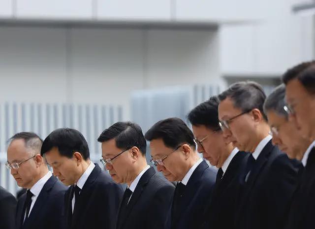 香港宏福苑大火：死亡数字升至146人，警方指房间、楼梯、天台均找到遗体（组图） - 10