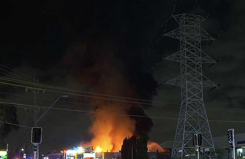 悉尼工厂发生剧烈爆炸！数公里外有震感，火焰高达150米，数百消防员赶往救援（组图） - 3
