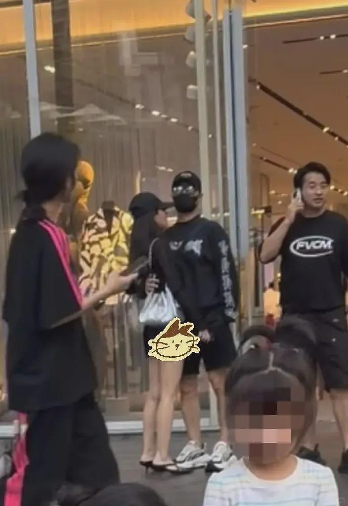 森林北现身汪峰演唱会，打扮精致坐VIP很显眼，与男友全程无交流（组图） - 7