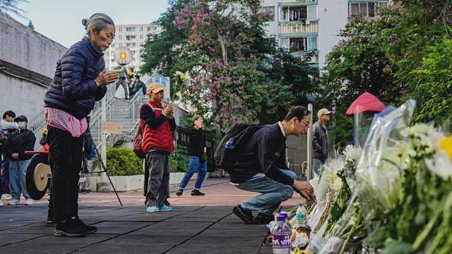 香港宏福苑大火：死亡数字升至146人，警方指房间、楼梯、天台均找到遗体（组图） - 12