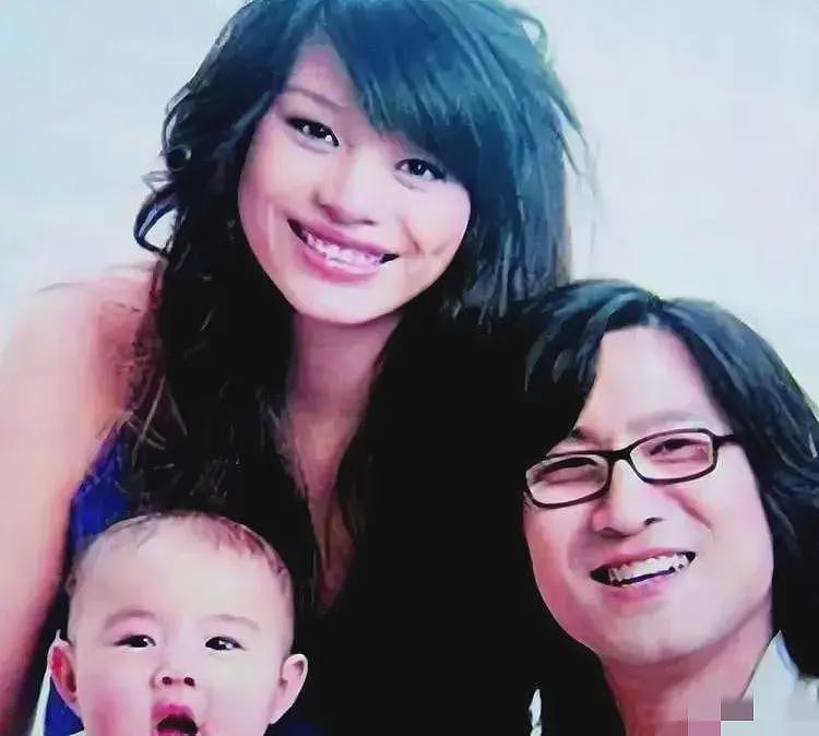 森林北现身汪峰演唱会，打扮精致坐VIP很显眼，与男友全程无交流（组图） - 11