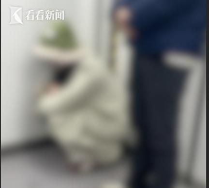 女子蹲坐地铁被摔倒乘客压骨折,法院判地铁赔偿(组图) - 1