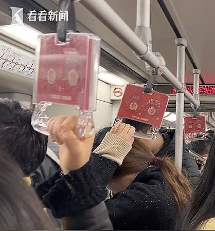 女子蹲坐地铁被摔倒乘客压骨折,法院判地铁赔偿(组图) - 2