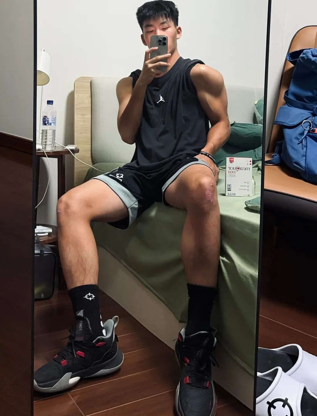 【帅哥】广体猛男黑皮体育生开豪车?金主也太宠了吧...(组图) - 12