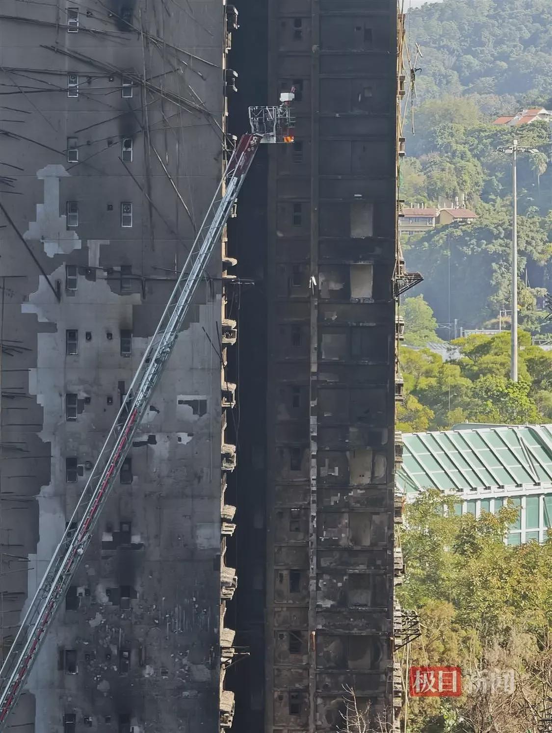 现场实拍：香港起火大楼楼体焦黑，棚网几乎被烧光（组图） - 3