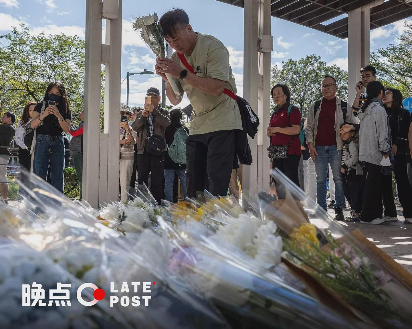 宏福苑灭火后24小时：哭声很轻守着废墟的人没有走（组图） - 1