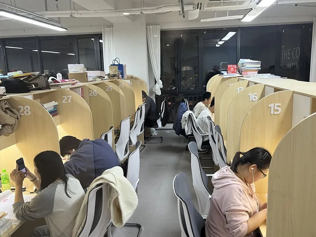 6万元报班,封闭式学习!中国年轻人备战国考,从大一开始(组图) - 1