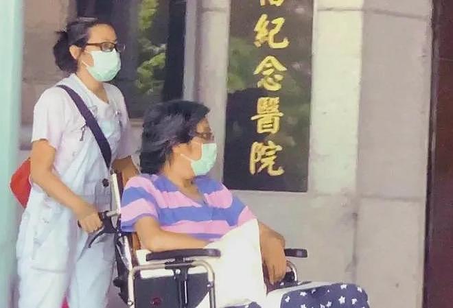 57岁袁惟仁送医画面曝光,成植物人三年身形消瘦,靠母亲姐姐照顾(组图) - 7
