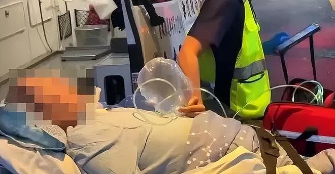 57岁袁惟仁送医画面曝光,成植物人三年身形消瘦,靠母亲姐姐照顾(组图) - 3