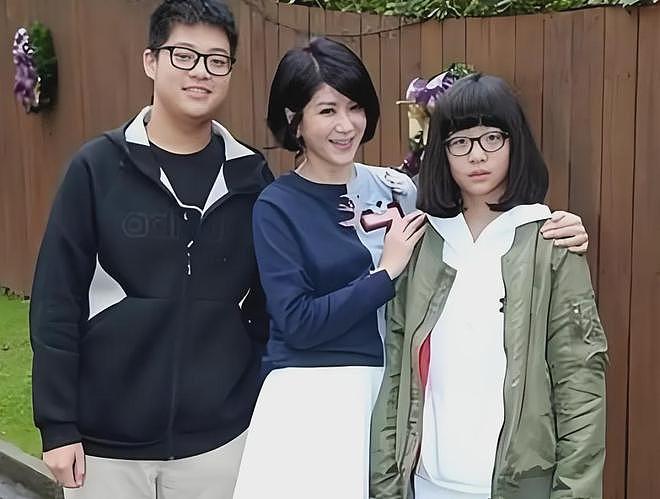 57岁袁惟仁送医画面曝光,成植物人三年身形消瘦,靠母亲姐姐照顾(组图) - 10