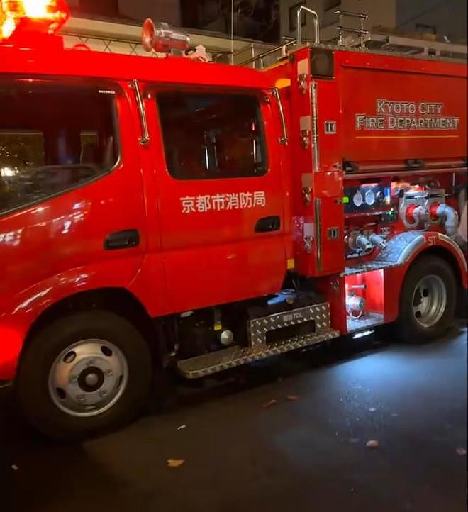 日本京都著名景点突发火灾，一栋三层木质烤肉店起火，60余人惊险逃生，20多辆消防车赶往现场，亲历者发声（组图） - 3