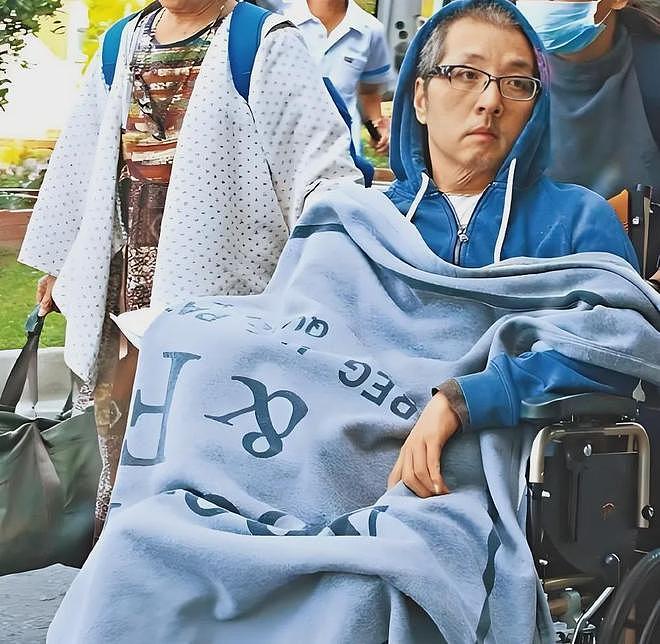 57岁袁惟仁送医画面曝光,成植物人三年身形消瘦,靠母亲姐姐照顾(组图) - 6