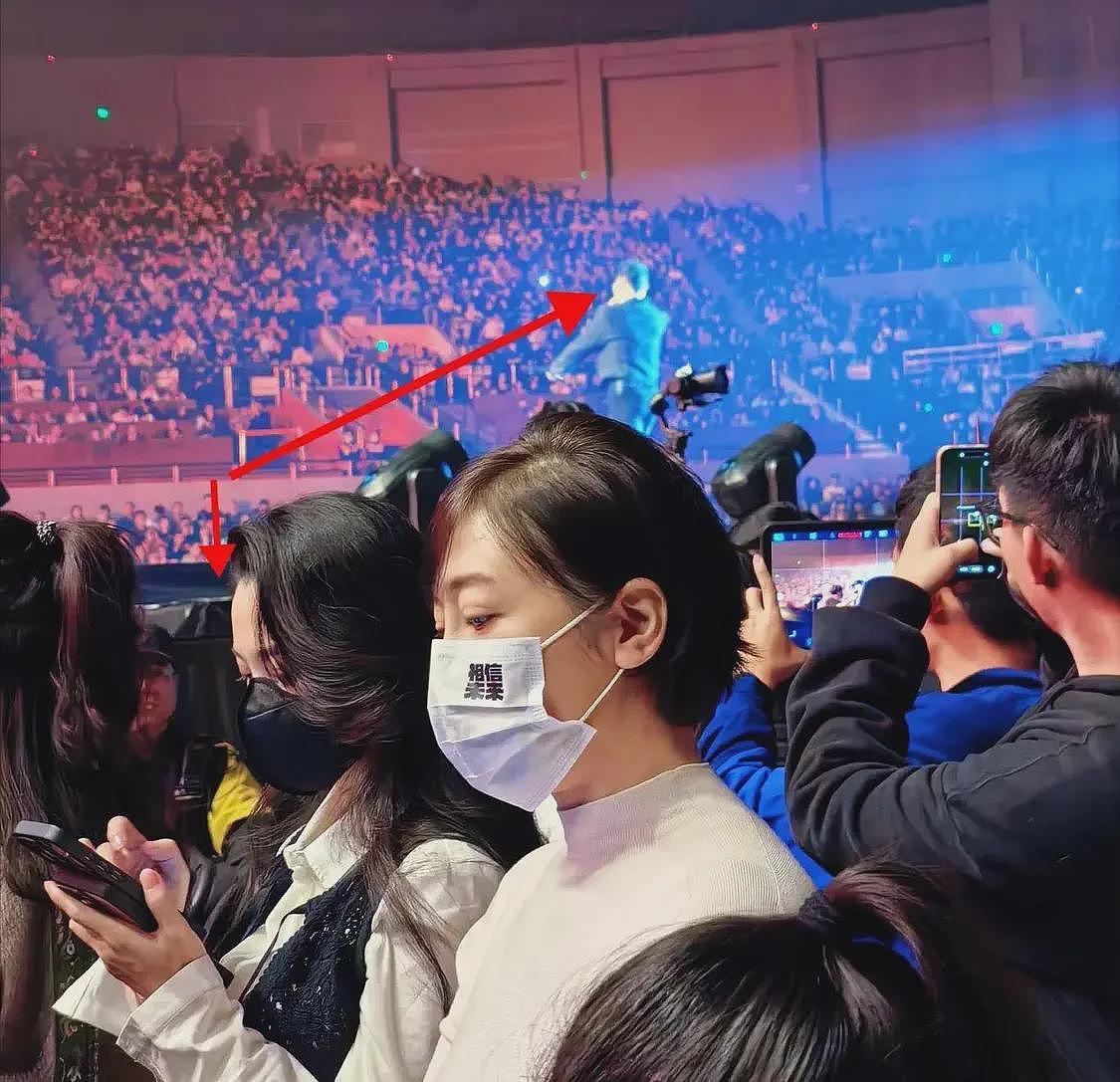 森林北现身汪峰演唱会，打扮精致坐VIP很显眼，与男友全程无交流（组图） - 21